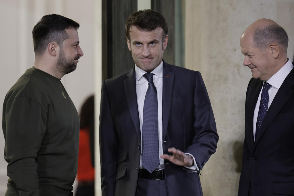 WA 5 Paríž - Ukrajinský prezident Volodymyr Zelenskyj (vľavo), francúzsky prezident Emmanuel Macron (uprostred) a nemecký kancelár Olaf Scholz sa usmievajú pred pracovnou večerou v Elyzejskom paláci v Paríži v stredu 8. februára 2023.  Zelenskyj do Paríža priletel v stredu večer z nečakanej návštevy Británie, kde žiadal vládu aj parlament o dodanie stíhačiek pre Ukrajinu. Zelenskyj teraz vycestoval iba druhýkrát zo svojej vlasti od začiatku ruskej invázie. Zelenskyj a Macron spoločne odletia vo 