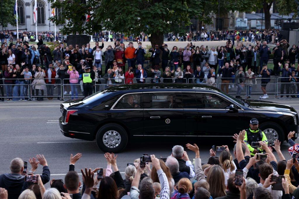 Na pohreb kráľovnej Alžbety II. v Londýne prišli politickí lídri, monarchovia aj zástupcovia diplomatických delegácií z celého sveta. Na fotke limuzína s Bidenovcami.
