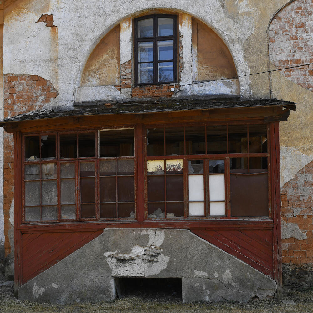 V lokalite Nižná Maša v katastri obce Betliar, okres Rožňava sa zachovali dva poschodové bytové domy z 19. storočia postavené pre zamestnancov bývalého železiarskeho podniku Andrássyovcov a Nádašdyovcov. Neskôr tu žili dôchodcovia bývalej Rimamuránskej železiarskej spoločnosti. Tieto domy si postupne opravujú noví majitelia pre rekreačné účely. O prvý dom od rieky Slaná podľa miestnych obyvateľov prejavilo záujem združenie Čierne diery, ktoré sa venuje často schátralým technickým pamiatkam na Sl