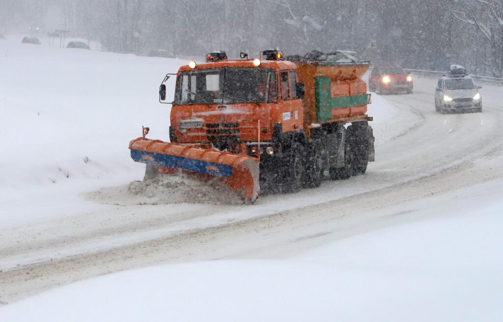 Na snímke snežný zhŕňač počas hustého sneženia na dopravnom ťahu Motyčky smerom na horský priechod Donovaly 3. februára 2023. FOTO TASR - Ján Krošlák