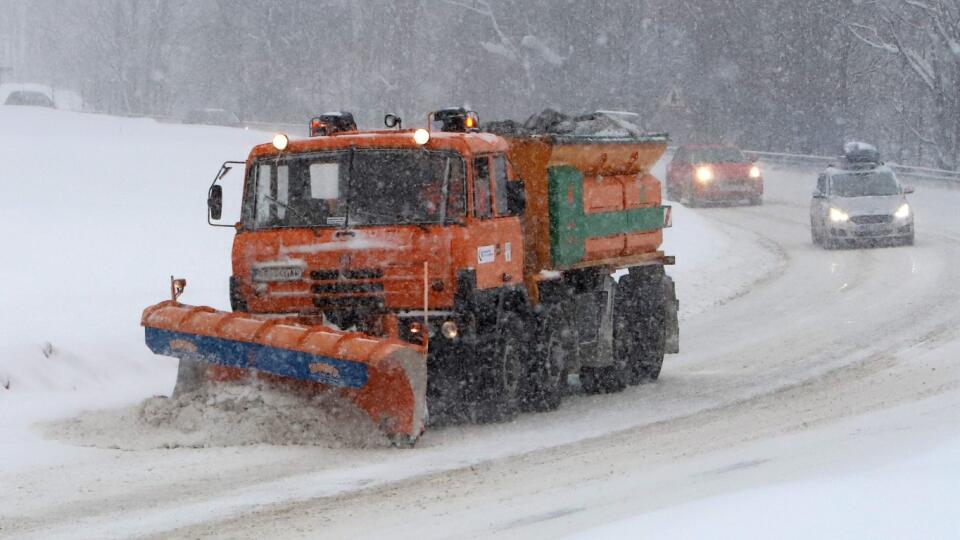 Na snímke snežný zhŕňač počas hustého sneženia na dopravnom ťahu Motyčky smerom na horský priechod Donovaly 3. februára 2023. FOTO TASR - Ján Krošlák