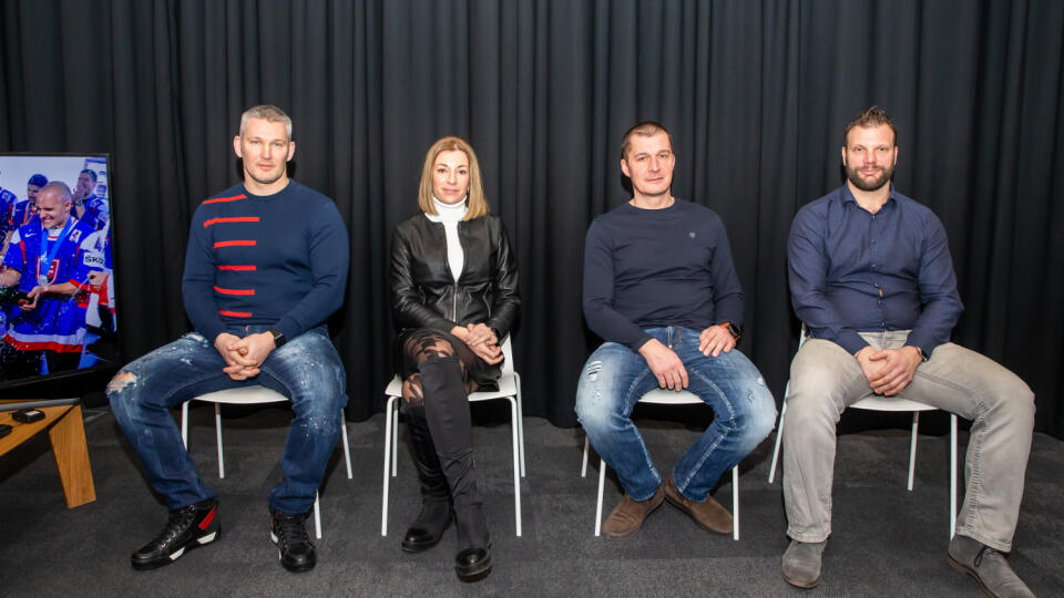 V našom štúdiu debatovali o mládežníckom hokeji (zľava) Tibor Višňovský, Monika Jurigová (za rodičov), Richard Kapuš a Michal Dostál.