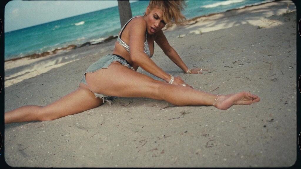 Jennifer Lopez a Rauw Alejandro v klipe ku piesni 'Cambia el Paso'.