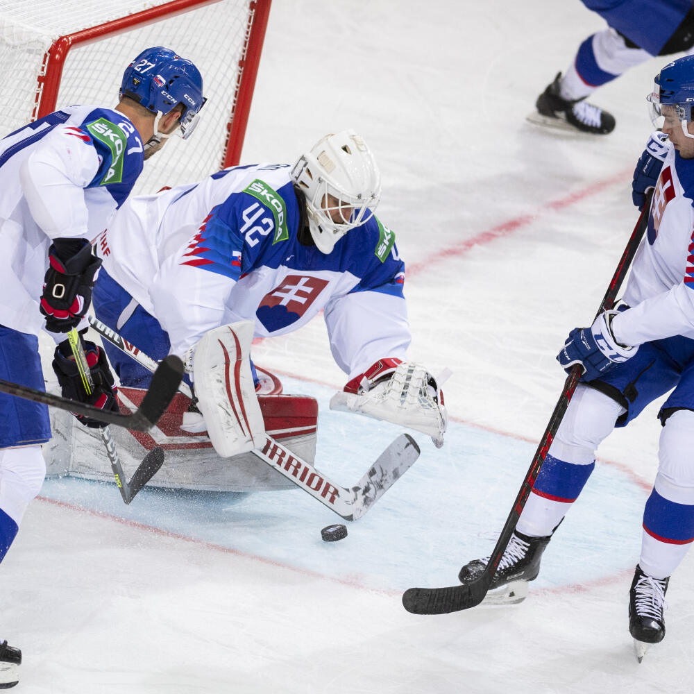 Na snímke zľava Marek Hrivík (Slovensko), brankár Branislav Konrád (Slovensko) a Marián Studenič (Slovensko) v zápase základnej A-skupiny Bielorusko - Slovensko na 84. majstrovstvách sveta v ľadovom hokeji v lotyšskej Rige v piatok 21. mája 2021. FOTO TASR - Jaroslav Novák