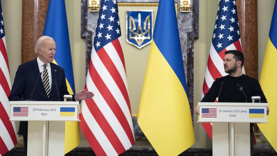 EBE 35 Kyjev - Na snímke zľava americký prezident Joe Biden a ukrajinský prezident Volodymyr Zelenský počas tlačovej konferencie v Kyjeve 20. marca 2023. FOTO TASR/AP
US President Joe Biden, left, delivers a statement as he stands next to Ukrainian President Volodymyr Zelenskyy at Mariinsky Palace during an unannounced visit, in Kyiv, Ukraine, Monday, Feb. 20, 2023. (AP Photo/Evan Vucci)