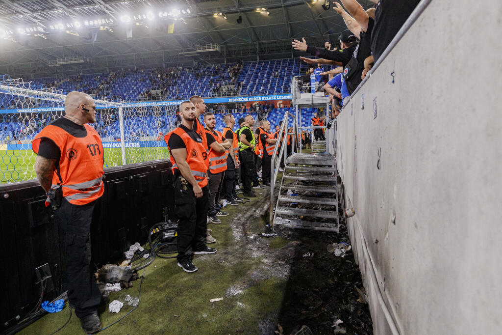 Na snímke následky požiaru pod sektorom hostí z prvého polčasu zápasu 8. kola Fortuna Ligy medzi ŠK Slovan Bratislava a FC Spartak Trnava.