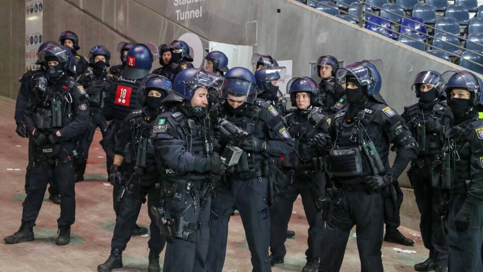 Počas zápasu Frnakfurtu s Neapolom boli v pozore aj policajti a ťažkoodenci.