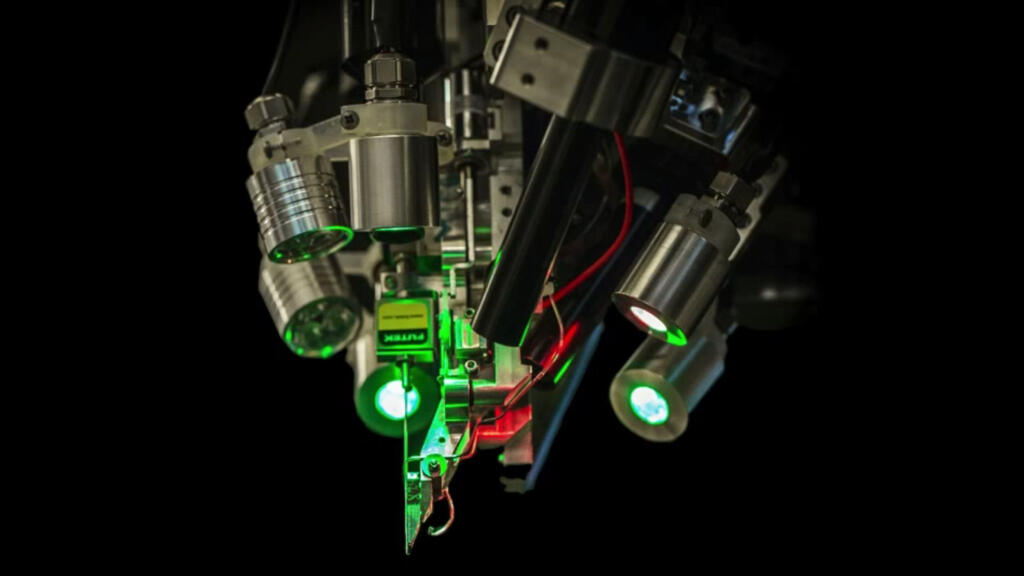 Neurochirurgický robot cez štyri otvory v lebke umiestni do mozgu vlásočnice s elektródami.