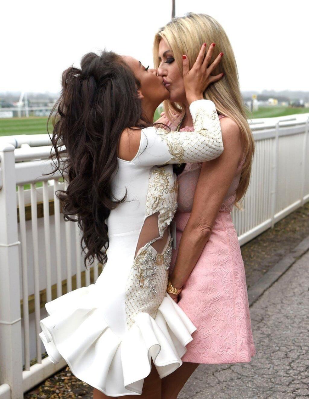 Odpálili to vo veľkom štýle! Najznámejší skokanský dostih planéty na hipodróme Aintree v anglickom Liverpoole nie je príležitosťou pre kone a džokejov stať sa nesmrteľnými, ale aj pre fanúšičky vyhodiť si z kopýtka a stať sa neslávne slávnymi. Dámy vo veľkých klobúkoch a až s vulgárnymi výstrihmi to často preženú a končia na mól ožraté po celom areáli pretekov.