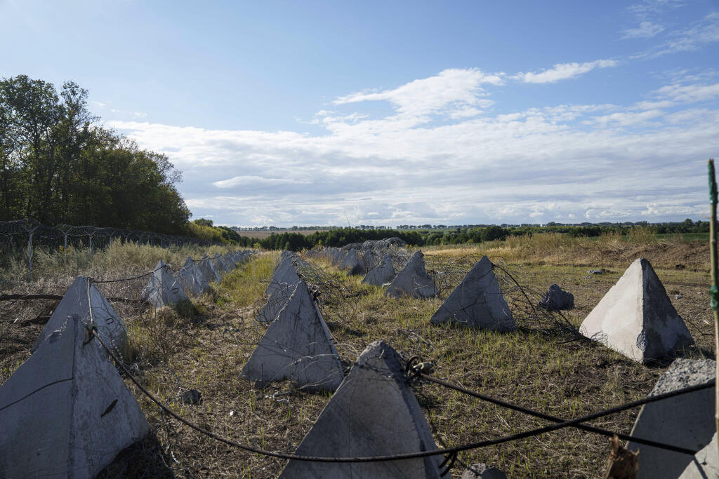 WA 37 Sumská oblasť - Na snímke protitankové betónové bariéry tzv. dračie zuby sú rozmiestnené v Sumskej oblasti, ktorá sa nachádza na severovýchode Ukrajiny pri hraniciach s Ruskom v utorok 13. augusta 2024. FOTO TASR/AP 


An anti-tank system known as 