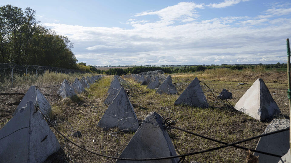 WA 37 Sumská oblasť - Na snímke protitankové betónové bariéry tzv. dračie zuby sú rozmiestnené v Sumskej oblasti, ktorá sa nachádza na severovýchode Ukrajiny pri hraniciach s Ruskom v utorok 13. augusta 2024. FOTO TASR/AP
An anti-tank system known as
