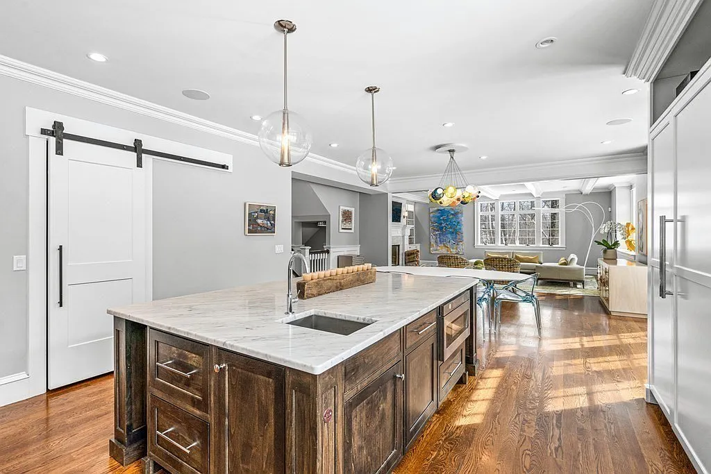 Podľa webu truepeoplesearch.com Zdeno aj jeho manželka bývajú v meste Weston západne od Bostonu. Luxusná vila vo vychytenej štvrti podľa realitného portálu zillow.com má hodnotu 4 milióny dolárov.