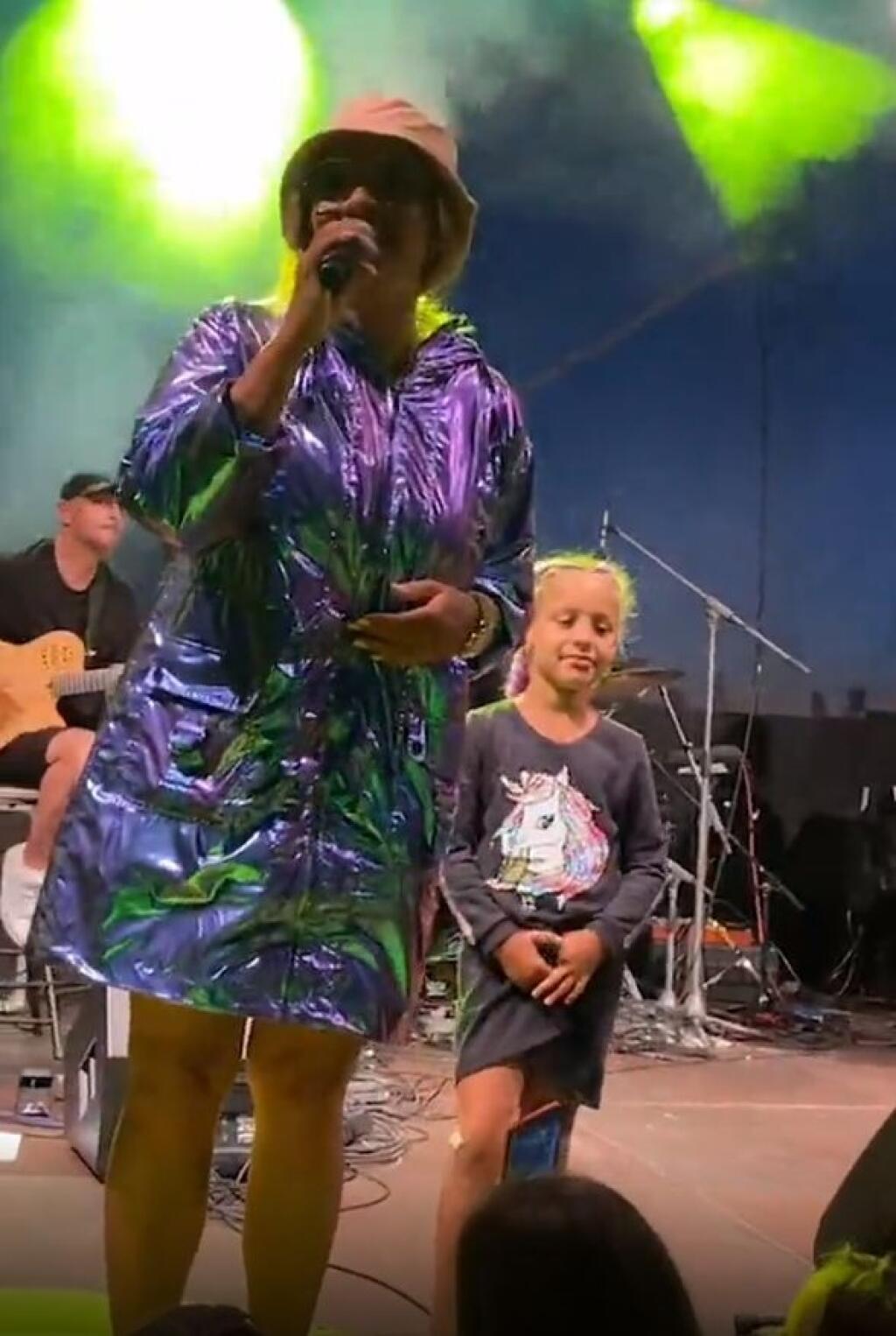 Júl 2021: Tina sa po dlhej dobe opäť postavila na pódium a odohrala koncert. Tentokrát jej asistovala aj dcéra Anička.