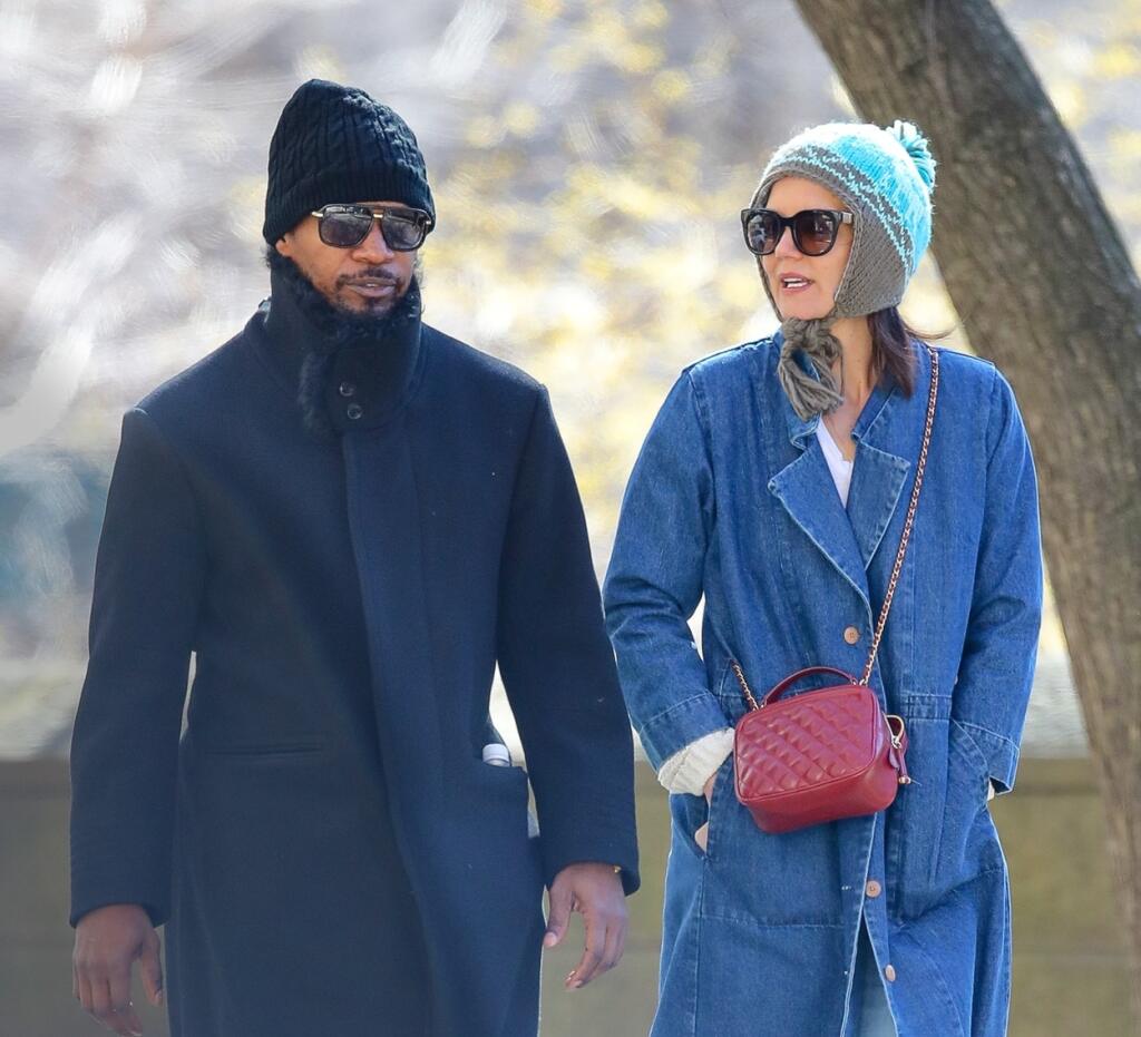 Katie Holmes a Jamie Foxx na prechádzke v Central parku. Takto ich paparazzi zachytil krátko po zverejnení ich vzťahu.