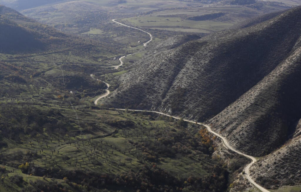 KK7 Berdašen - Na snímke cesta vedie medzi pohoriami neďaleko dediny Berdašen v separastickom regióne Náhorný Karabach 24. novembra 2020. Azerbajdžanské sily vstúpili do okresu Kalbadžar pri Náhornom Karabachu, druhého z troch okresov, ktoré arménski separatisti odstúpia Azerbajdžanu na základe dohody o zastavení bojov o tento sporný región.  FOTO TASR/AP
The road winds between the mountains near the village of Berdashen in the separatist region of Nagorno-Karabakh, Tuesday, Nov. 24, 2020. The K