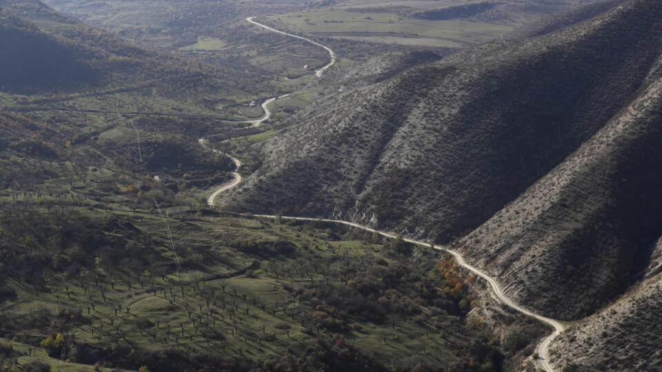 KK7 Berdašen - Na snímke cesta vedie medzi pohoriami neďaleko dediny Berdašen v separastickom regióne Náhorný Karabach 24. novembra 2020. Azerbajdžanské sily vstúpili do okresu Kalbadžar pri Náhornom Karabachu, druhého z troch okresov, ktoré arménski separatisti odstúpia Azerbajdžanu na základe dohody o zastavení bojov o tento sporný región. FOTO TASR/AP
The road winds between the mountains near the village of Berdashen in the separatist region of Nagorno-Karabakh, Tuesday, Nov. 24, 2020. The K