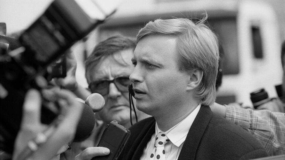 Na archívnej snímke z 26. júna 1996 Michal Kováč mladší na hraničnom priechode Bratislava-Berg. Michalovi Kováčovi ml. 26. júna príslušné orgány odobrali na hraničnom priechode s Rakúskom Bratislava-Berg cestovný doklad. Z uvedeného dôvodu nemohol vycestovať do Nemecka, kde sa mal podrobiť vyšetrovacím úkonom súvisiacim s kauzou Technopol. FOTO TASR - Drahotín Šulla