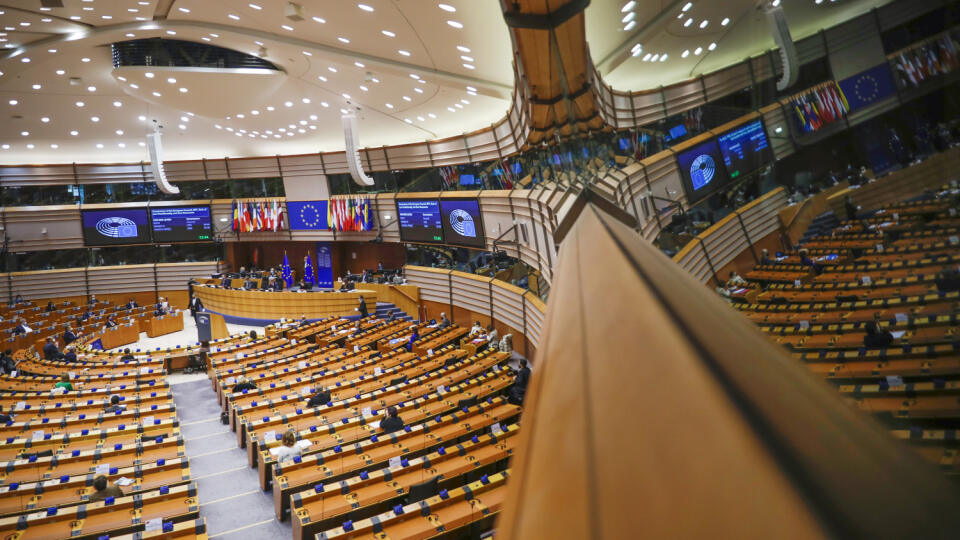 JB 35 Brusel - Europoslanci počúvajú prejav predsedníčky Európskej komisie Ursuly von der Leyenovej na plenárnom zasadnutí Európskeho parlamentu v Bruseli 16. decembra 2020. Na rokovaniach medzi Európskou úniou (EÚ) a Britániou došlo k určitému pokroku, ale stále nie je možné predpovedať, či dôjde aj k dohode o obchode. Povedala to v stredu predsedníčka Európskej komisie Ursula von der Leyenová poslancom Európskeho parlamentu. Dodala, že najbližšie dni budú kritické. FOTO TASR/AP
European lawma