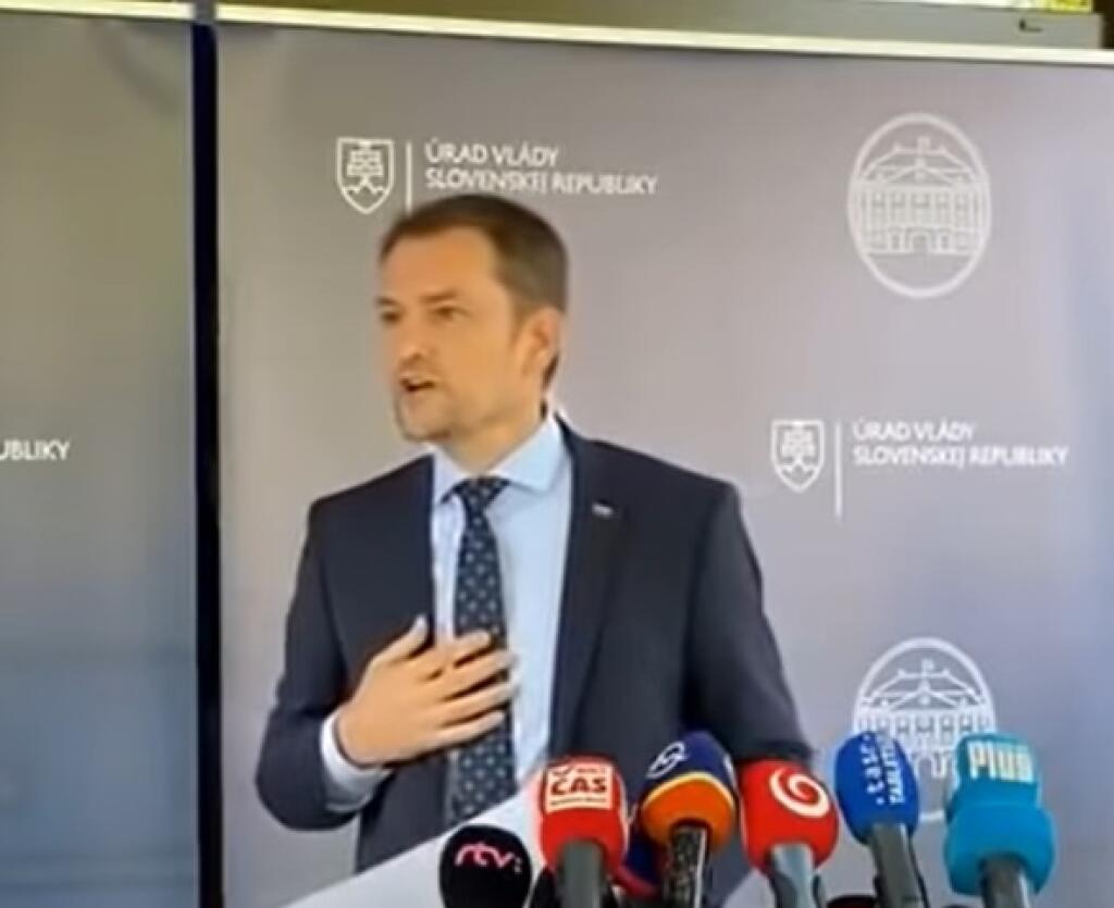 Dlaň na hrudi:
Marek Trubač: „S dlaňou na hrudi a hlavou naklonenou vpred Igor Matovič vysvetľuje, že mu je „šum a fuk“, či citoval, alebo necitoval. Ako dodal, preňho je dôležité, čo si o tom myslel. Je to obranné gesto s náznakom protiútoku. Stuhnutý výraz v tvári signalizuje napätie a stres. Oči sú naširoko otvorené a ani nežmurkajú.“