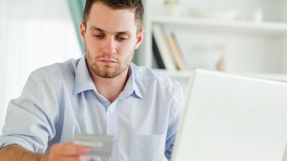 Internet banking: Rumuni a Maďari mu príliš nedôverujú, ani online nakupovaniu. V ostatných sledovaných krajinách sa teší veľkej popularite.