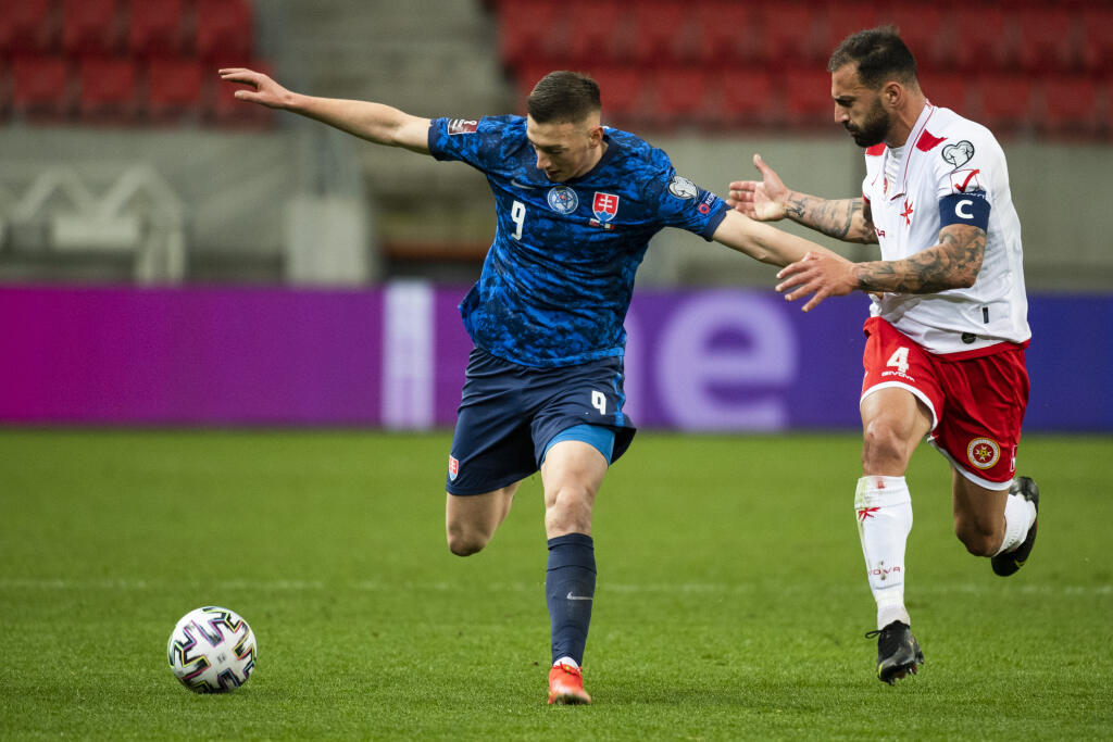 Na snímke zľava Róbert Boženík (Slovensko) a Steve Borg (Malta) v zápase H-skupiny kvalifikácie MS 2022 vo futbale Slovensko - Malta v Trnave 27. marca 2021. FOTO TASR - Jaroslav Novák
