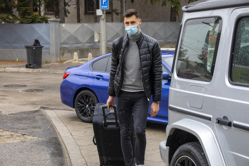 Brankár Mallorcy Dominik Greif sa vozí na modrom BMW.