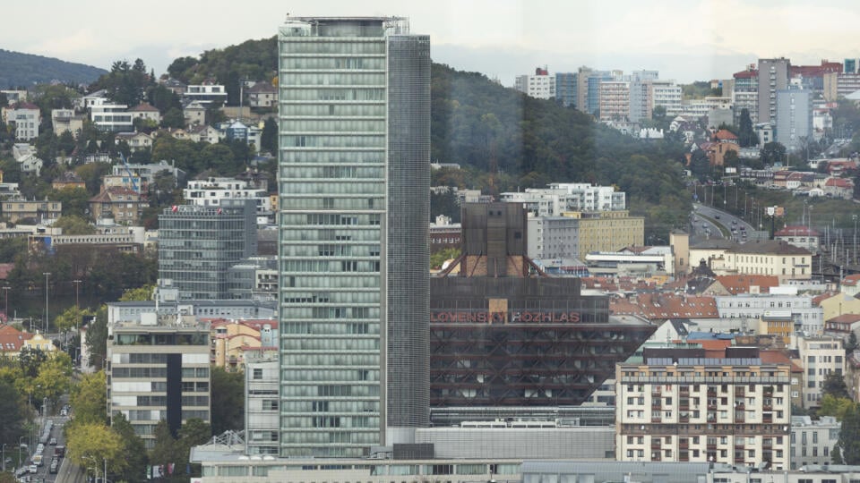 Na snímke vľavo budova Národnej banky Slovenska (NBS) a vpravo budova Slovenského rozhlasu pri pohľade z novostavby projektu Nivy Tower v Bratislave 14. októbra 2019. FOTO TASR - Jaroslav Novák