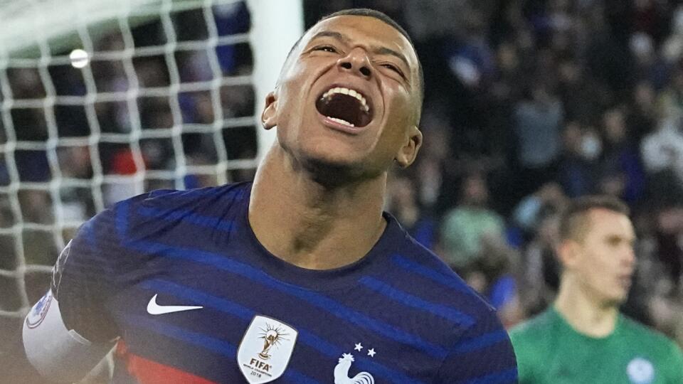 EBE 26 Paríž - Na snímke francúzsky hráč Kilian Mbappe oslavuje víťazstvo v zápase D-skupiny európskej kvalifikácie MS 2022 vo futbale Francúzsko - Kazachstan (8:0) v Paríži 13. novembra 2021. FOTO TASR/AP
France's Kilian Mbappe reacts during the World Cup 2022 group D qualifying soccer match between France and Kazakhstan at the Parc des Princes stadium in Paris, France, Saturday, Nov. 13, 2021. (AP Photo/Michel Euler)