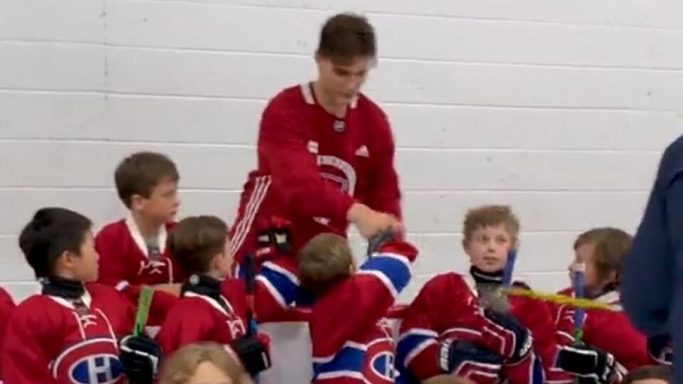 Napriek tomu, že má len 18 rokov a za Canadiens neodohral ani jeden zápas, v Montreale púta Juraj Slafkovský obrovskú pozornosť, a to aj medzi najmenšími hokejistami.