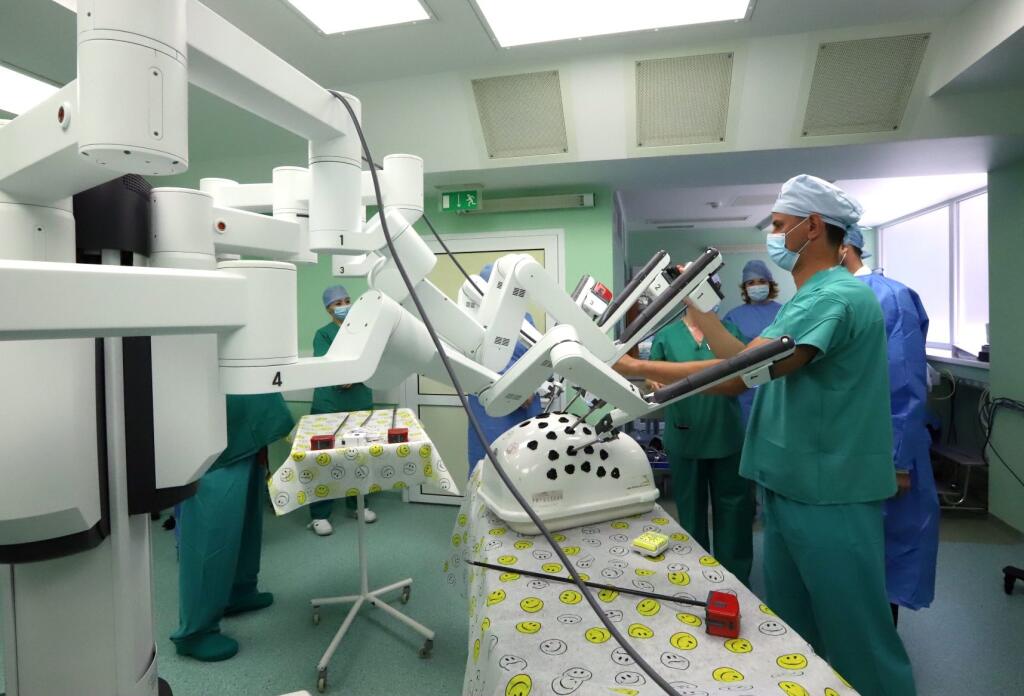 Vo Fakultnej nemocnici s poliklinikou F. D. Roosevelta v Banskej Bystrici uviedli do prevádzky dva nové robotické chirurgické systémy da Vinci. Na snímke robotické chirurgické systémy da Vinci v Banskej Bystrici, 12. júna 2020.