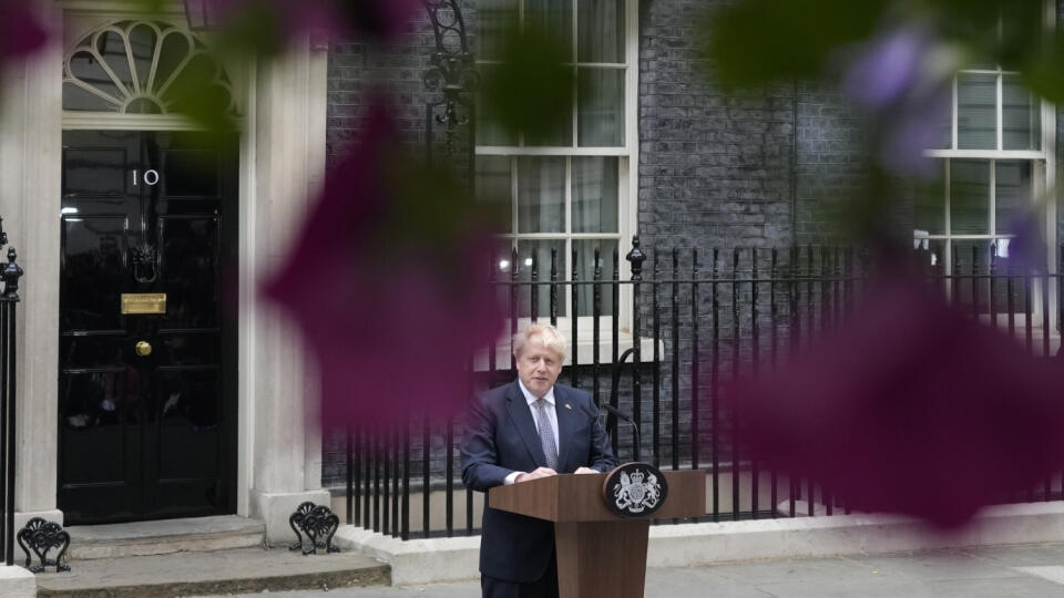 Británia: Boris Johnson odstúpi z funkcie premiéra