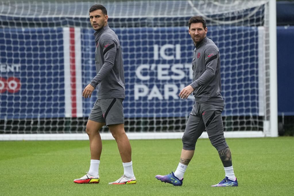 KK38 Saint Germain-en-Laye - Futbalisti Paríža Saint Germain Lionel Messi (vpravo) a Leandro Paredes počas tréningu 27. septembra 2021 vo francúzskom Saint Germain-en-Laye. V repríze minulosezóneho semifinále privíta v utorok Paríž St. Germain anglického šampióna Manchester City v zápase A-skupiny 2. kola skupinovej fázy futbalovej Ligy majstrov. FOTO TARS/AP
PSG's Lionel Messi, right, walks with Leandro Paredes during a training session at the Paris Saint-Germain training ground in Saint Germai