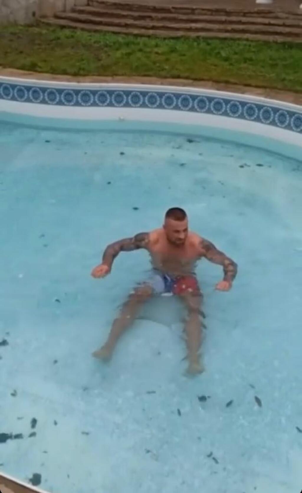 Aj Čech Karlos Vémola si užíva vo veľkom bazéne, ktorý dal vybudovať pri svojom luxusnom dome. Nekúpe sa v ňom len v lete, ale aj v zime, keď v ňom otužuje.