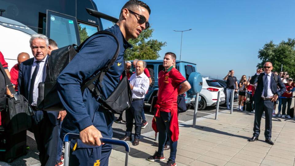 Na snímke reprezentant Portugalska vo futbale Cristiano Ronaldo vystupuje z autubusu pred odletom z letiska M. R. Štefánika v Bratislave.