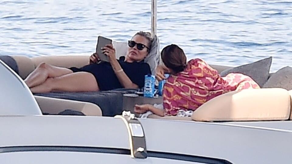Modelka Kate Moss si dáva krátku siestu. Inak trávila čas najmä perfektnými hlavičkami do mora zo svojej jachty.