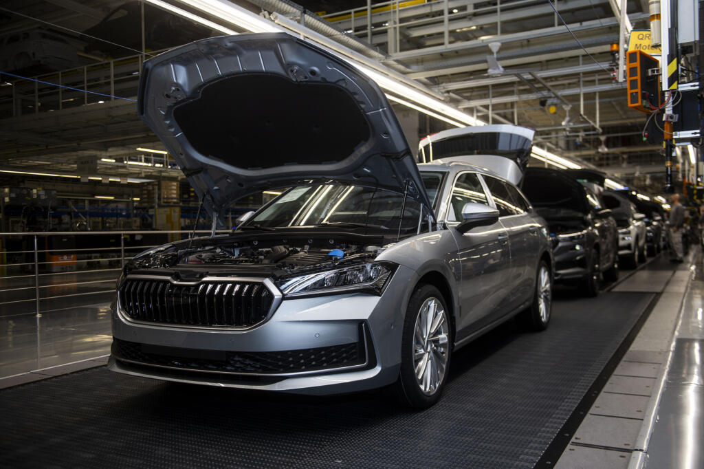 Na snímke montáž a výroba nových modelov automobilov Škoda Superb, Škoda Superb Combi a Volkswagen Passat v bratislavskom závode Volkswagen (VW) Slovakia v piatok 1. decembra 2023 v Bratislave. FOTO TASR - Jakub Kotian