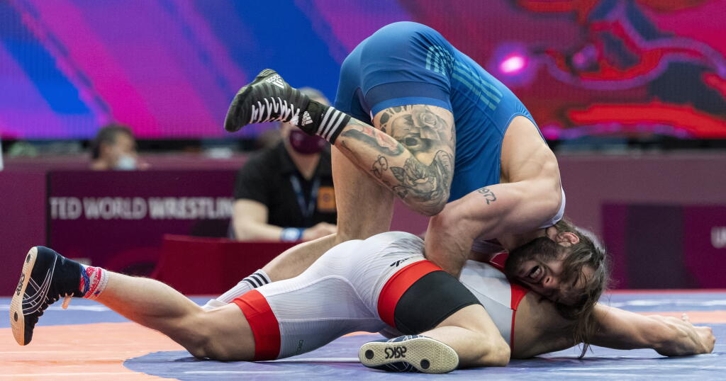 JB 63 Budapešť - Fínsky zápasník Matias Olavi Iisakki Lipasti (v bielom) a Slovák Denis Horváth (v modrom) bojujú v hmotnostnej kategórii do 77 kg na európskom kvalifikačnom turnaji na OH2020 v Tokiu v grécko-rímskom zápasení v Budapešti 20. marca 2021. FOTO TASR/DUNA/MTI/Zsolt Szigetvary
Matias Olavi Iisakki Lipasti of Finland (white) and Denis Horvath of Slovakia fight in the men's Greco-Roman wrestling 77 kg category of the European Wrestling Olympic Qualification Tournament in the BOK Sport