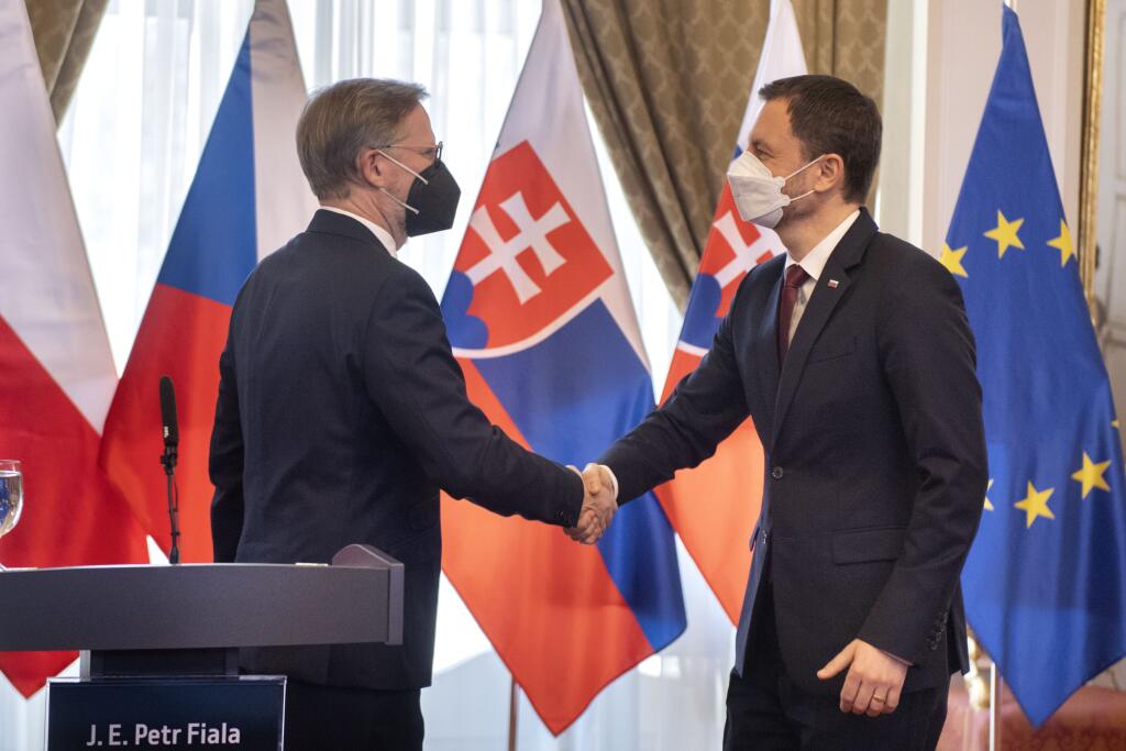 Český premiér Petr Fiala (vľavo) a slovenský premiér Eduard Heger