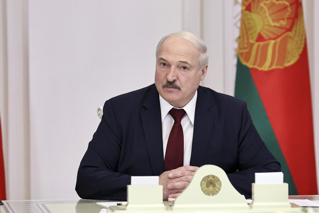 JB 26 Minsk - Bieloruský prezident Alexander Lukašenko počas stretnutia v bieloruskom Minsku 27. októbra 2020. Západom a opozíciou neuznávaný bieloruský prezident Alexander Lukašenko v utorok navrhol vylúčiť z vysokých škôl a univerzít tých študentov, ktorí sa zúčastňujú na úradmi nepovolených protestoch. V sporných bieloruských voľbách z 9. augusta opäť podľa oficiálnych výsledkov zvíťazil Lukašenko so ziskom vyše 80 percent hlasov. Po vyhlásení výsledkov, ktoré opozícia označila za sfalšované,