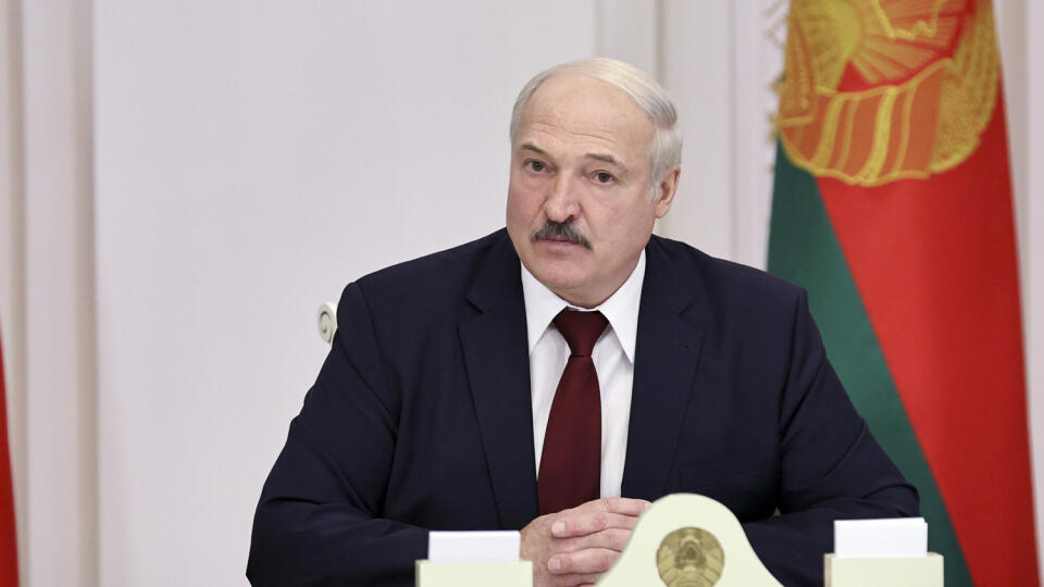 JB 26 Minsk - Bieloruský prezident Alexander Lukašenko počas stretnutia v bieloruskom Minsku 27. októbra 2020. Západom a opozíciou neuznávaný bieloruský prezident Alexander Lukašenko v utorok navrhol vylúčiť z vysokých škôl a univerzít tých študentov, ktorí sa zúčastňujú na úradmi nepovolených protestoch. V sporných bieloruských voľbách z 9. augusta opäť podľa oficiálnych výsledkov zvíťazil Lukašenko so ziskom vyše 80 percent hlasov. Po vyhlásení výsledkov, ktoré opozícia označila za sfalšované,