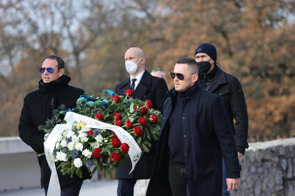 Za čiernymi okuliarmi sa skrýval aj bývalý útočník Miroslav Lažo.