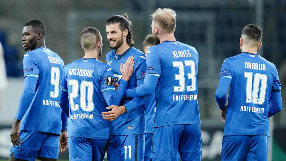 WA 33 Sinsheim - Futbalista Hoffenheimu Florian Grillitsch (uprostred) sa teší so spoluhráčmi po strelení gólu v zápase L-skupiny 3. kola Európskej ligy 1899 Hoffenheim - Slovan Liberec v Sinsheime vo štvrtok 5. novembra 2020. Hoffenheim vyhral 5:0. FOTO TASR/DPA


dpatopbilder - 05.11.2020, Baden-Württemberg, Sinsheim: Fußball: Europa League, TSG 1899 Hoffenheim - Slovan Liberec, Gruppenphase, Gruppe L, 3. Spieltag, PreZero-Arena. Hoffenheims Torschütze Florian Grillitsch (M) jubelt mit Mannsch