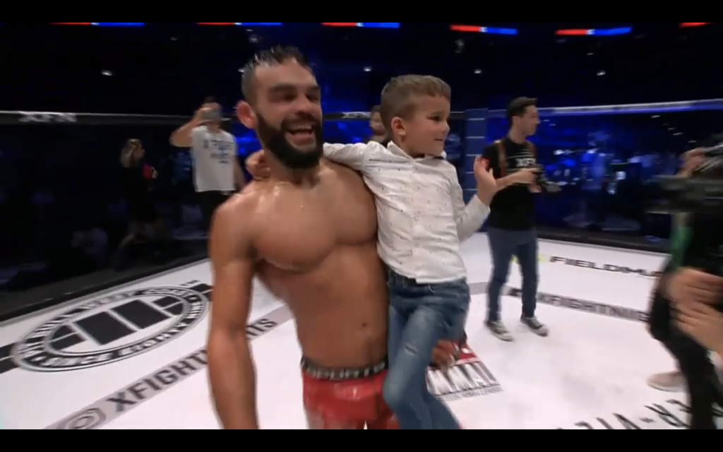 Ivan Buchinger (v červenom) zo Slovenska sa stal šampiónom XFN po víťazstve nad Sergejom Grecichom z Litvy.