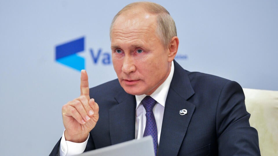 KK54 Moskva - Ruský prezident Vladimir Putin hovorí počas videokonferencie Valdajského diskusného klubu 22. októbra 2020 v Moskve. Ruský prezident Vladimir Putin vo štvrtok uviedol, že dal osobný súhlas na prevoz opozičného ruského politika Alexeja Navaľného do Nemecka po tom, ako bol ten v auguste otrávený nervovoparalytickou látkou zo skupiny novičok. FOTO TASR/AP
Russian President Vladimir Putin gestures while speaking at the annual meeting of the Valdai Discussion Club via video conference a