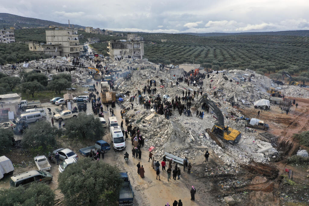 KK2 Harem - Pracovníci civilnej obrany a obyvatelia prehľadávajú ruiny zrútených budov v meste Harem pri tureckých hraniciach v sýrskej provincii Idlib 6. februára 2023. Najmenej 195 ľudí prišlo o život v noci na pondelok pri silnom zemetrasení, ktoré nastalo na juhovýchode Turecka neďaleko hranice so Sýriou. Otrasy s magnitúdou 7,8 zničili mnohé budovy na oboch stranách hranice a vystrašení obyvatelia vybiehali do zasnežených ulíc počas studenej zimnej noci. FOTO TASR/AP
Civil defense workers a