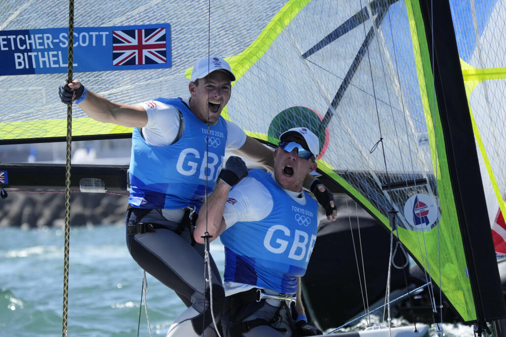 EBE 8 Fudžisawa - Na snímke britskí jachtári Dylan Fletcher Scott so Stuartom Bithellom sa na XXXII. letných OH v Tokiu stali olympijskými víťazkami v triede 49er FX utorok 3. augusta 2021. FOTO TASR/AP
Britain's Dylan Fletcher and Stuart Bithell celebrate after competing in the men's 49er medal race at the 2020 Summer Olympics on Tuesday, Aug. 3, 2021, in Fujisawa, Japan. (AP Photo/Bernat Armangue)
