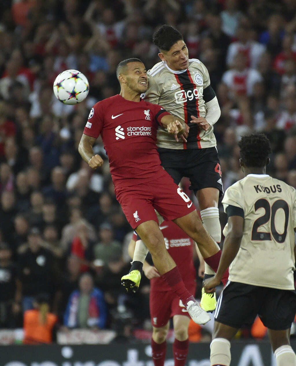 JB 45 Liverpool - Hráč Liverpoolu Thiago (vľavo) v hlavičkovom súboji s Edsonom Alvarezom z Ajaxu vo futbalovom zápase 2. kola skupinovej fázy Ligy majstrov A-skupiny FC Liverpool - Ajax Amsterdam v Liverpoole 13. septembra 2022. FOTO TASR/AP
Liverpool's Thiago, left, jumps for the ball with Ajax's Edson Alvarez during the Champions League group A soccer match between Liverpool and Ajax at Anfield stadium in Liverpool, England, Tuesday, Sept. 13, 2022. (AP Photo/Rui Vieira)