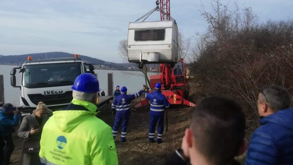 Pristúpili k odstraňovaniu nelegálnych objektov z pobrežných pozemkov VS Veľká Domaša