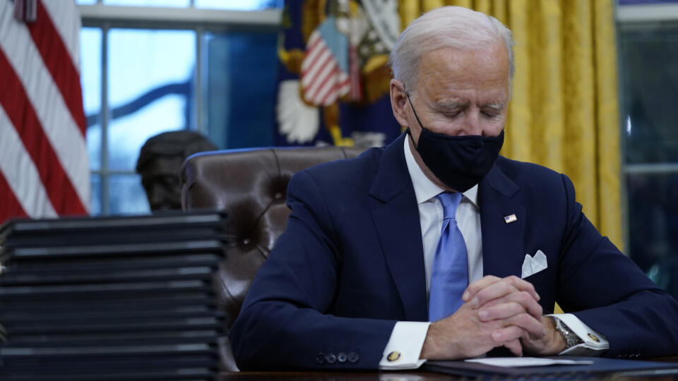 KK8 Washington - Americký prezident Joe Biden sa pripravuje podpísať prvé dokumenty v Oválnej pracovni Bieleho domu 20. januára 2021 vo Washingtone. Biden začal úradovať prakticky okamžite po nástupe do funkcie. Celkovo podpísal dovedna 15 výkonných nariadení týkajúcich sa najmä ochrany klímy, imigrácie, boja proti novému koronavírusu či ekonomickej situácii v krajine. FOTO TASR/AP
President Joe Biden pauses as he signs his first executive orders in the Oval Office of the White House on Wednes