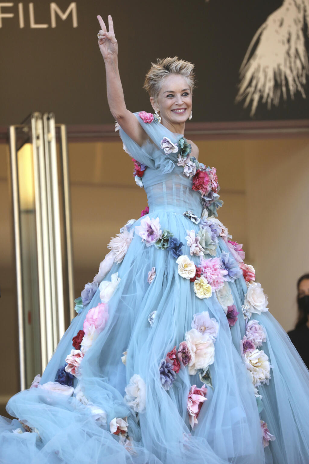 Sharon Stone pózuje fotografom počas príchodu na premiéru filmu The Story of My Wife na 74. ročníku Medzinárodného filmového festivalu v Cannes 14. júla 2021.